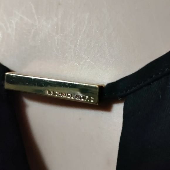 Michael Kors Black Cut Out V Neck w/Gold Bar Top rich black short sleeve size M - Picture 7 of 9